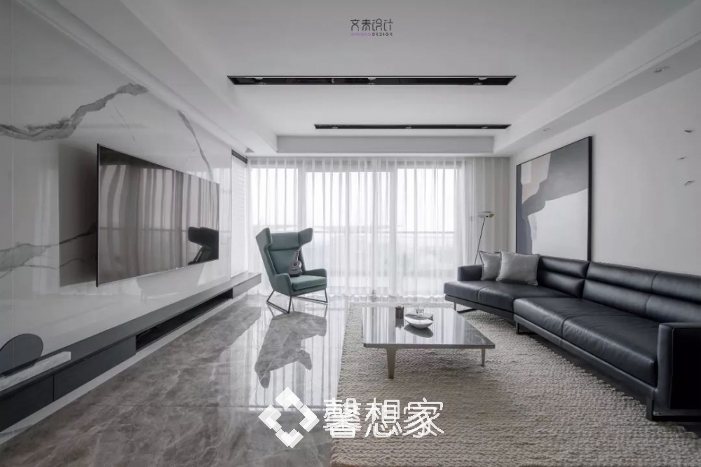 沙发背景摆上一副超大色块画，丰富背景的同时，将层高优势放大，塑造自然空旷的空间。
